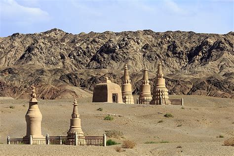 Der Suiyuan-Pavillon: Ein Juwel der Qing-Dynastie inmitten des Gobi-Wüstensands!